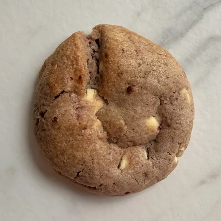 Witte chocolade & framboos cookie van Bertha's, Ieper