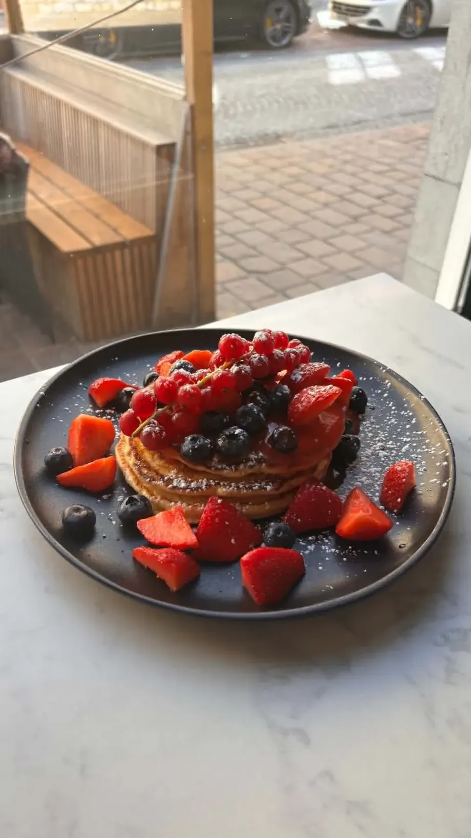 American pancakes met aardbeien, blauwe bessen en rode bessen bij Bertha's in Ieper