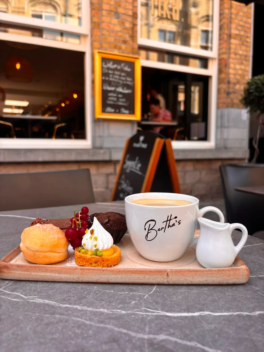 Koffie met zoetigheden op het terras van Bertha's in de Menenstraat, Ieper